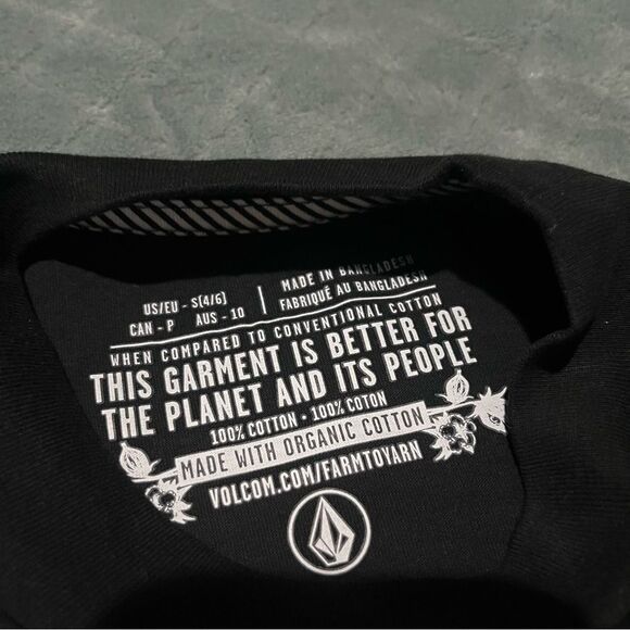 NWT Black Volcom T-Shirt with Floral Pocket Detail S - Picture 4 of 6